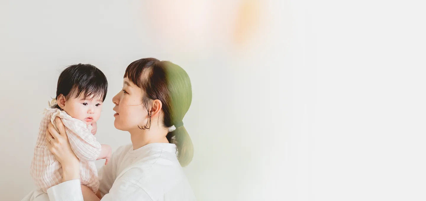 母が子どもを抱いている写真